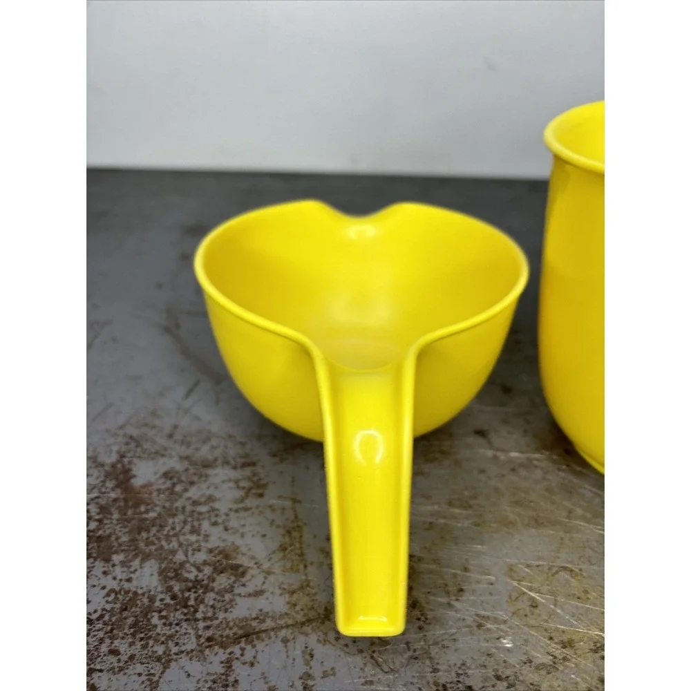 Pair Of Vintage Rubbermaid Yellow Grip Mix Batter Bowls #2663 #3004 Baking